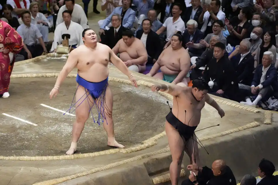 Onosato clashes with Abi in a final-day bout in Tokyo