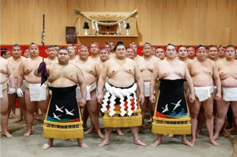 75th Yokozuna Onosato wearing the white rope